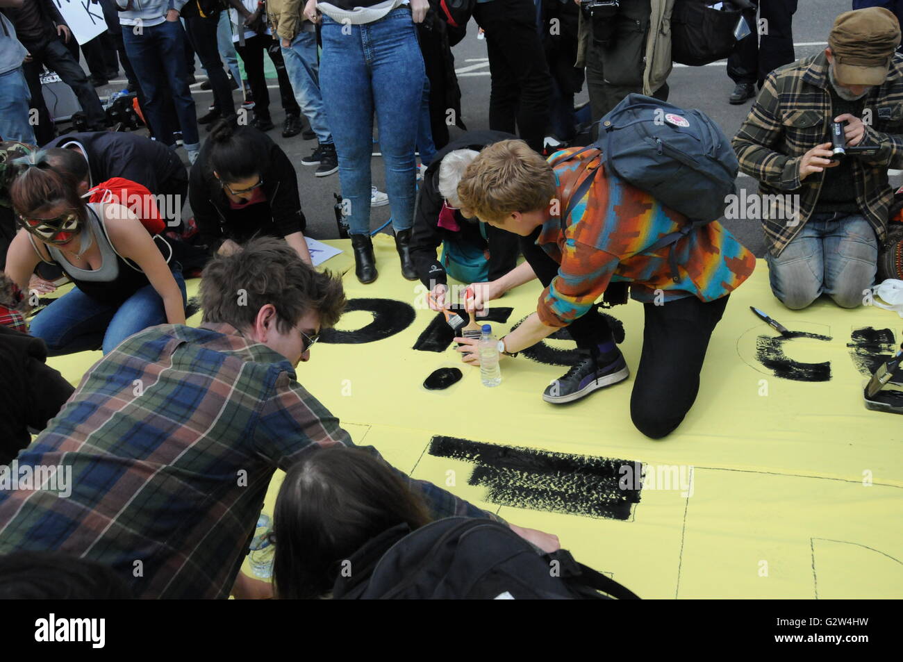 Un groupe de manifestants anti peinture message d'austérité sur une bannière, sur le pont de Westminster de Londres Banque D'Images Un groupe de manifestants anti peinture message d'austérité sur une bannière, sur le pont de Westminster de Londres Banque D'Images