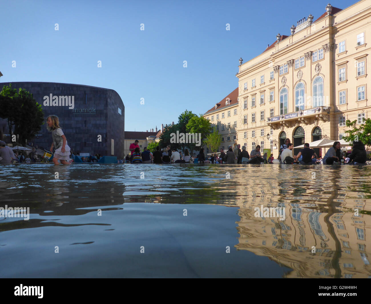 Cour de le MuseumsQuartier avec le Musée d'Art Moderne MUMOK ( ) et d'eau, l'Autriche, Vienne, Wien Banque D'Images