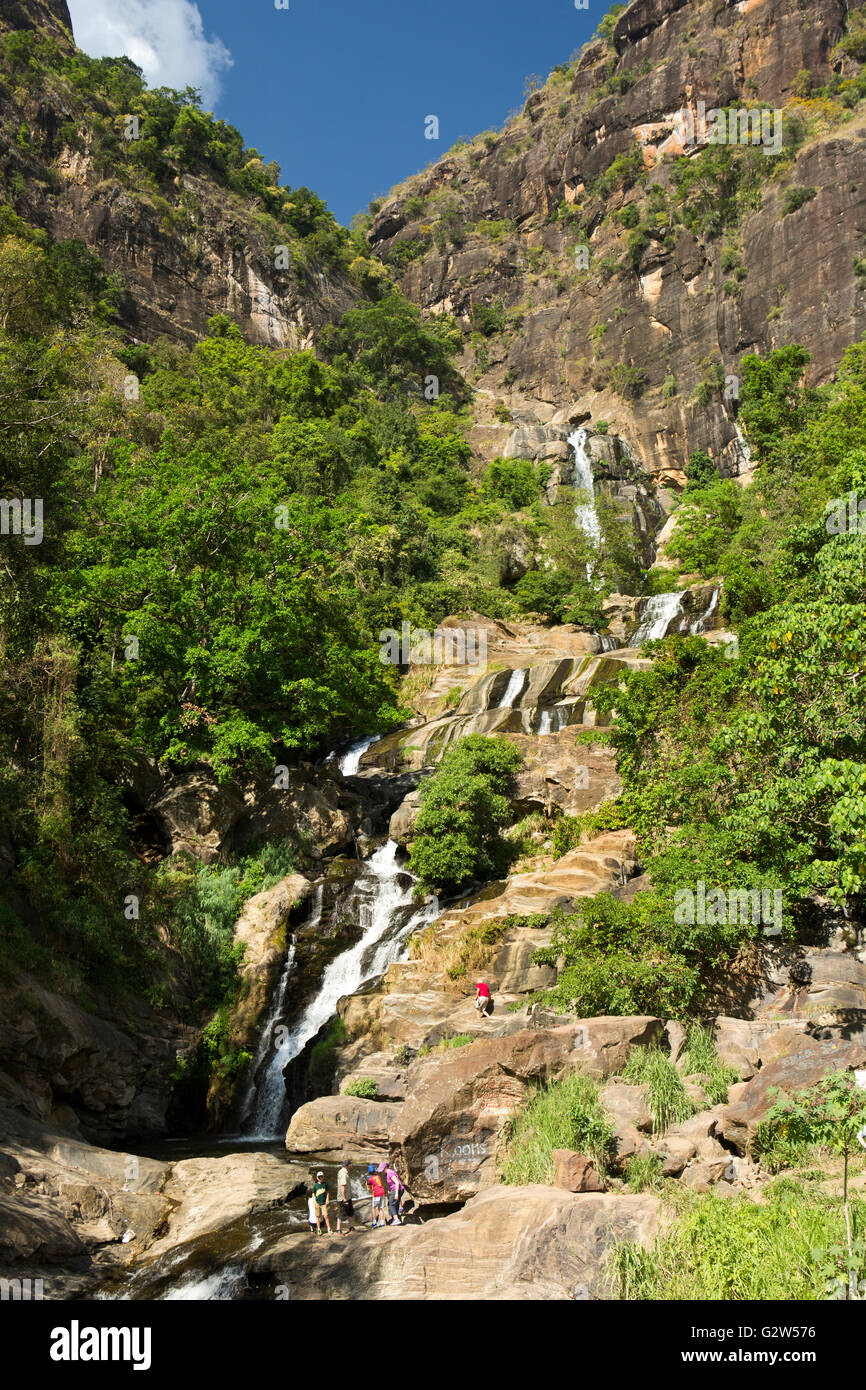 Sri Lanka, Highlands, Rawana Ella, Bambaragama Falls, une chute d'escalade les touristes Banque D'Images