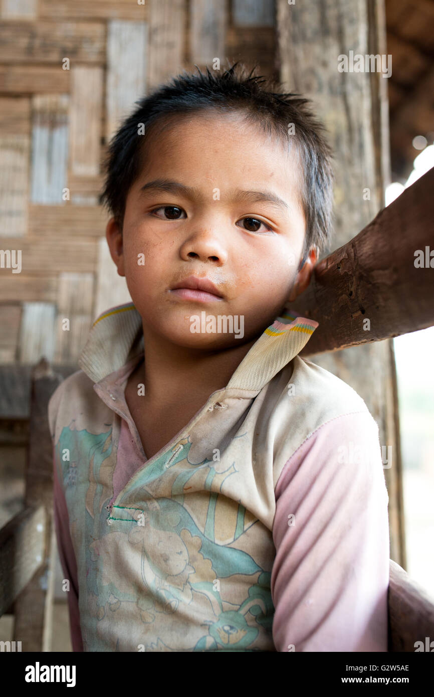 Un Lishaw (Lisu) jeune garçon, Kayan, le Myanmar de l'État Banque D'Images