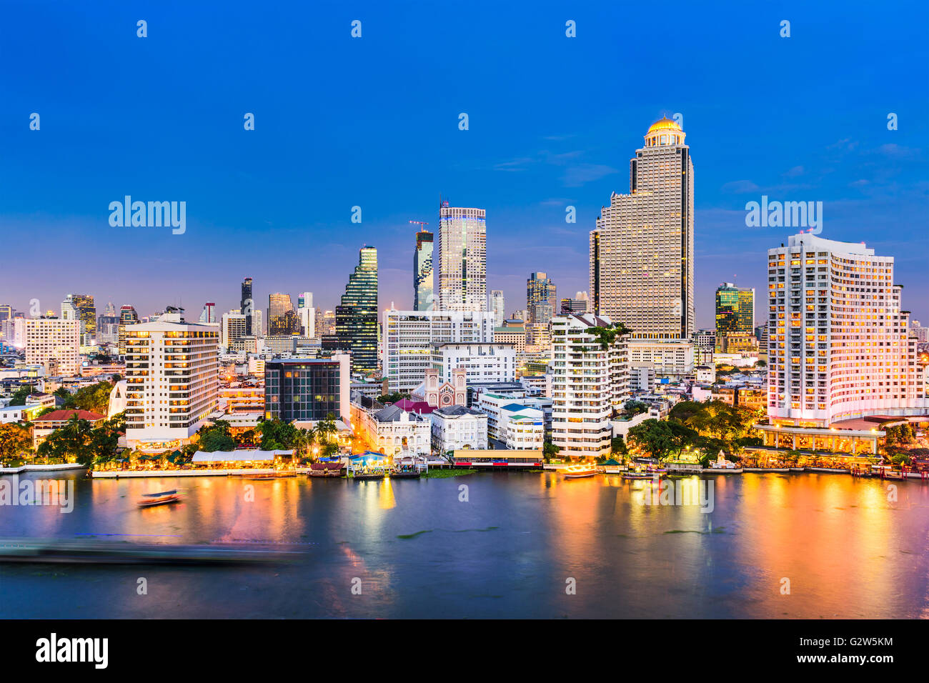Bangkok, Thaïlande skyline sur le Chao Phraya. Banque D'Images