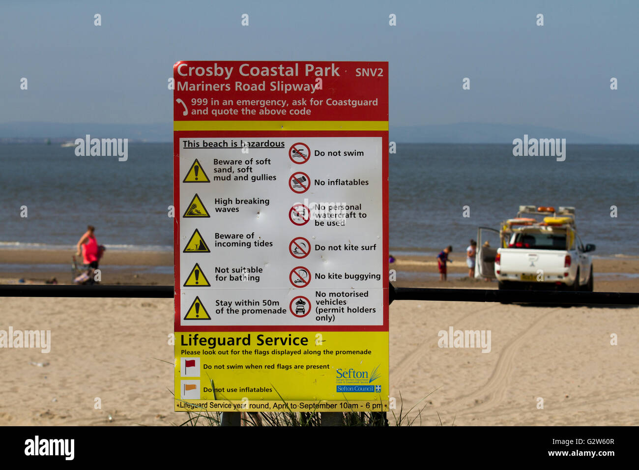 Pas à tout, Crosby Beach, le Merseyside (Royaume-Uni). Avis de sécurité restreint presque toutes les activités, avec des signes de la nature dangereuse de la rive, les marées de l'estuaire et sur la côte de la mer d'Irlande. Banque D'Images