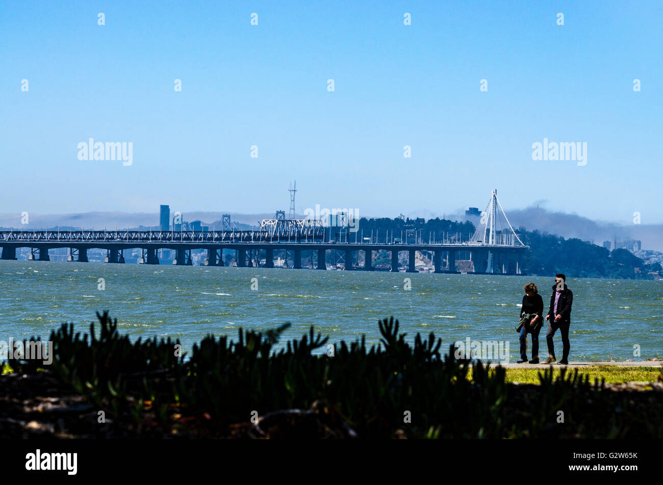 Le Bay Bridge et l'île de Yerba Buena de Powell Street à Emeryville. Banque D'Images