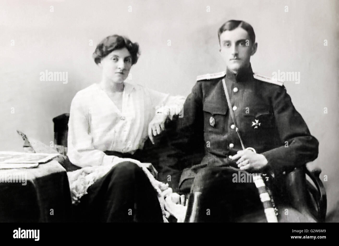 La princesse Nadejda Petrovna de Russie (1898-1988) et son époux, le Prince Nicolas Vladimirovitch Orlov (1891-1961) dans un studio photographie prise en Crimée après la révolution de février 1917. Tous deux ont été secourus de Yalta en 1919 par le HMS Marlborough et vécu le reste de leur vie en exil. Banque D'Images La princesse Nadejda Petrovna de Russie (1898-1988) et son époux, le Prince Nicolas Vladimirovitch Orlov (1891-1961) dans un studio photographie prise en Crimée après la révolution de février 1917. Tous deux ont été secourus de Yalta en 1919 par le HMS Marlborough et vécu le reste de leur vie en exil. Banque D'Images