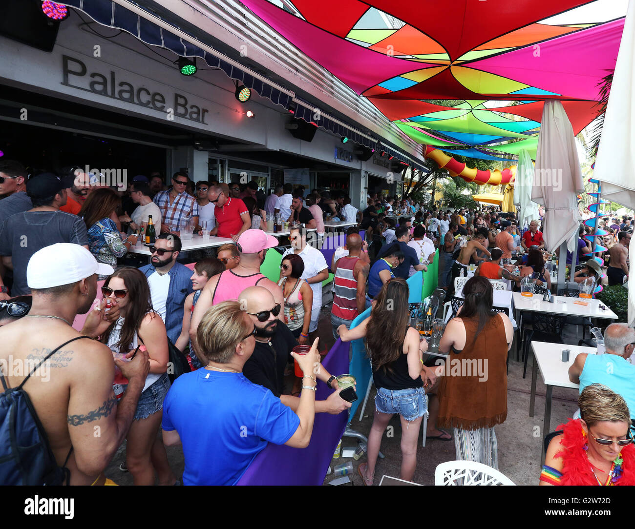Avis de trottoir en face du célèbre show de drag lieu Palace Bar sur Ocean Drive au cours de la Gay Pride de Miami Beach. Banque D'Images