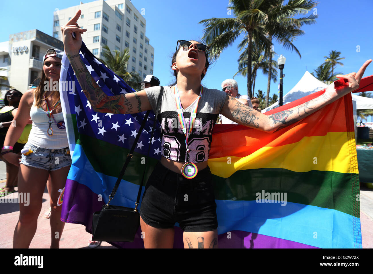MIAMI BEACH, Floride - le 9 avril : Les gens crient au manifestants holding signs que reproche le gay lifetyle durant la 8e conférence annuelle de Mia Banque D'Images