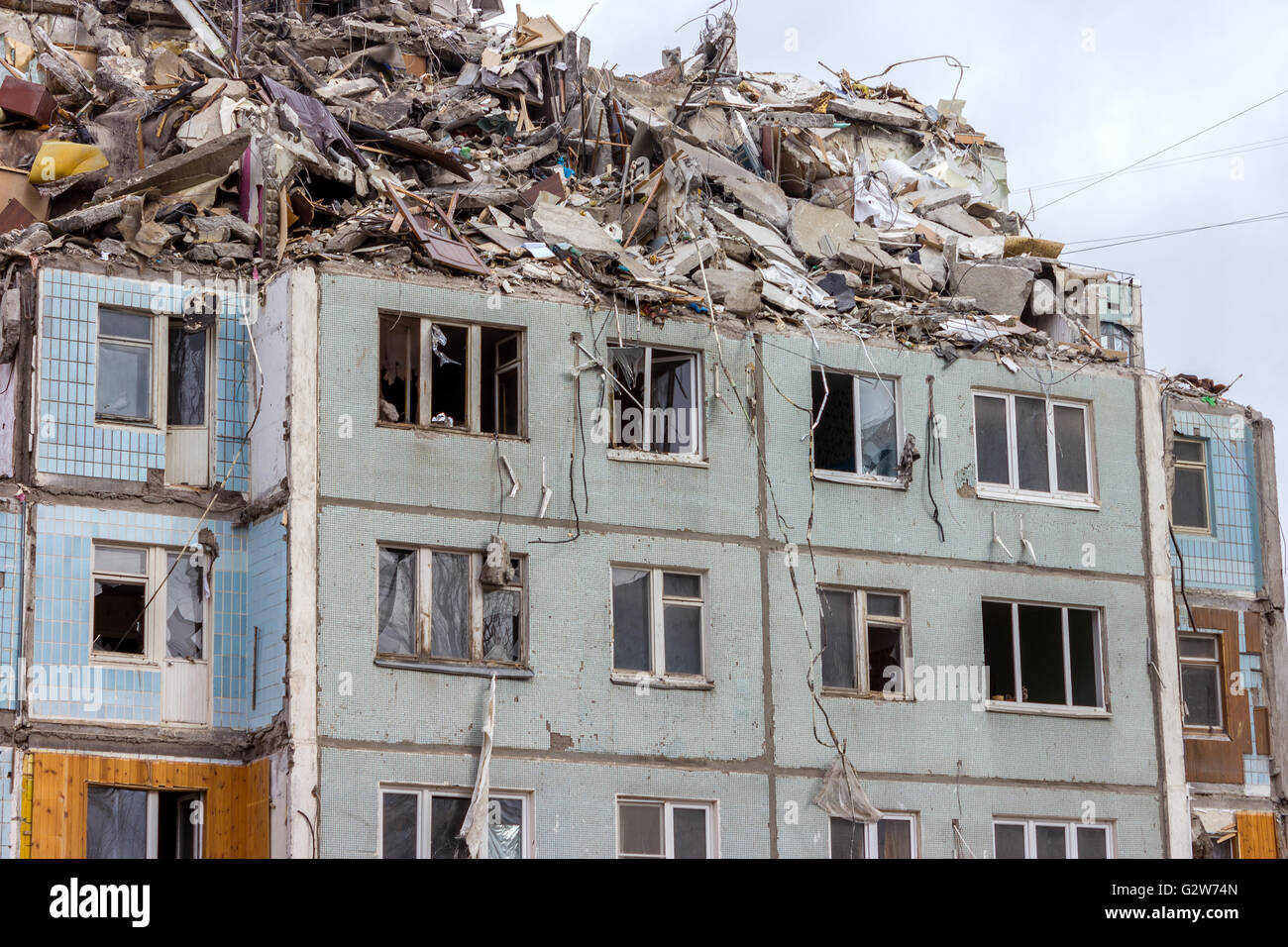 Démolition de bâtiments en milieu urbain. Maison en ruines. Banque D'Images