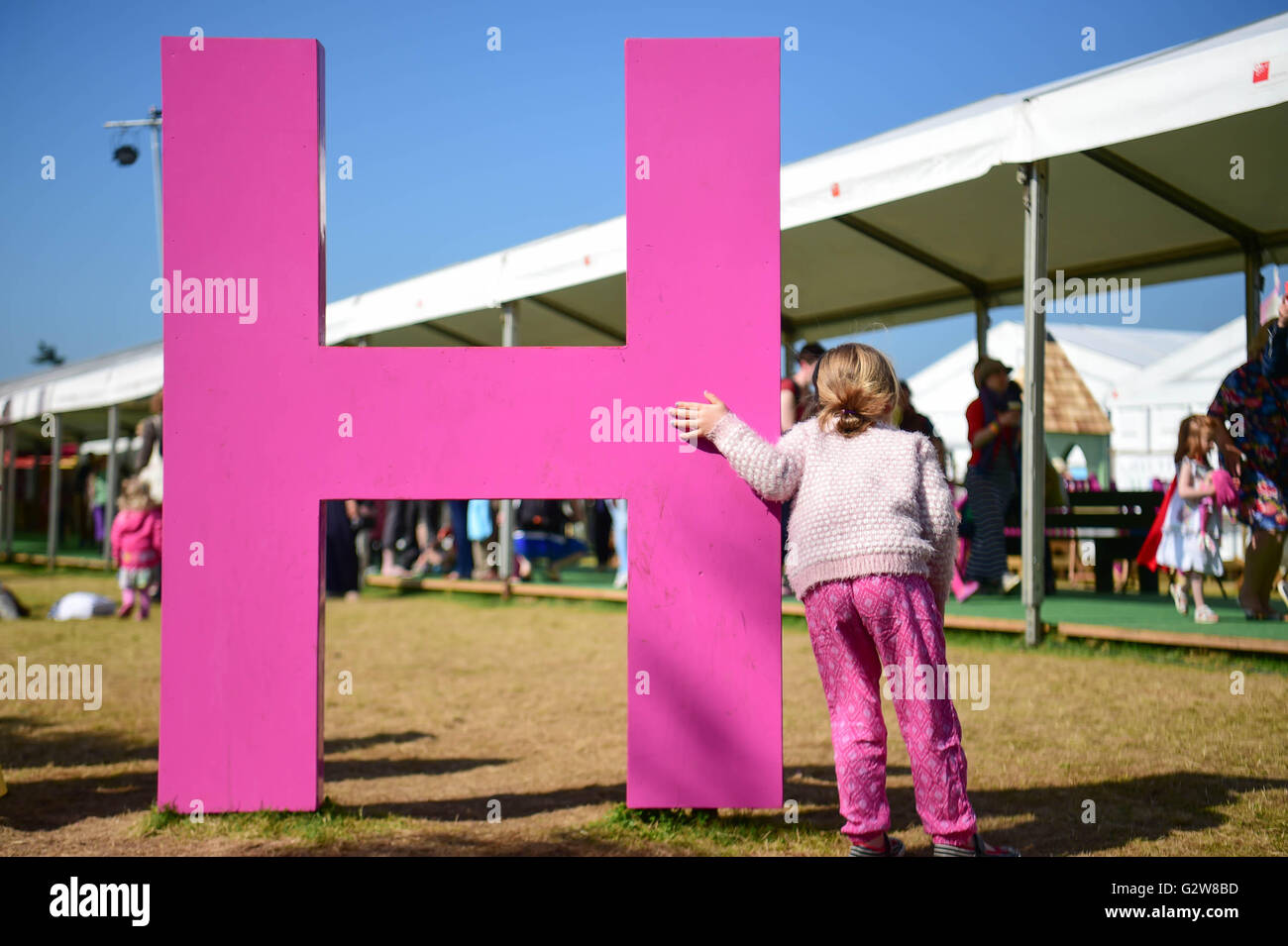 Hay Festival 2016, Hay on Wye, Powys, Wales UK Vendredi 03 juin 2016 Jolie en rose : Une jeune fille s'amuse avec le géant de lettres colorées de l'amende au chaud soleil matinal sur le 9e jour de la Literrature 2016 Hay Festival de tge et Arts pour dix jours à la fin de mai et au début juin, la petite ville de Hay on Wye sur la frontière devient le Wales-England "Woodstock de l'esprit', et attire certains des mondes meilleurs écrivains, romanciers et poètes Crédit photo : Keith morris/Alamy Live News Banque D'Images