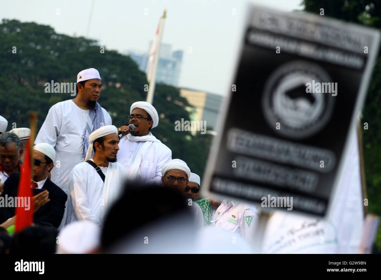 Jakarta, Indonésie. 06Th Juin, 2016. Un des organismes communautaires se sont joints à s'opposer à la communisme en face du palais de l'indépendance et a demandé instamment au gouvernement de s'opposer à la restitution de l'infrastructure de clés publiques (PKI) dans la terre de l'Indonésie. Credit : Natanael Pohan/Pacific Press/Alamy Live News Banque D'Images