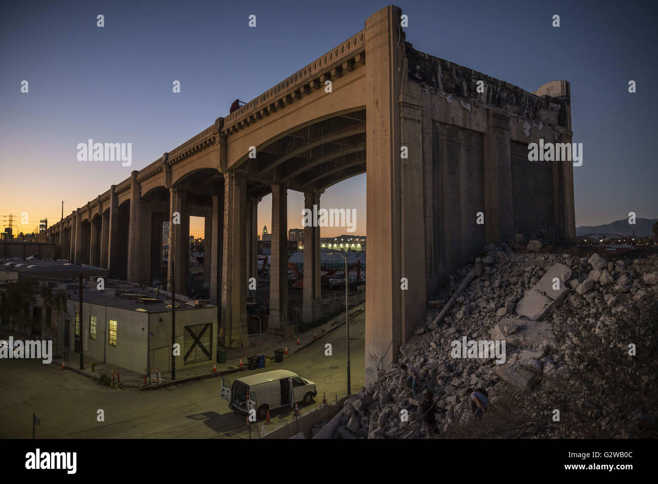 Los Angeles, Californie, USA. 7 Février, 2016. Comme la démolition du pont de la rue 6 personnes commence, passer au crible les décombres pour recylable d'armature et du fil. © Fred Hoerr/ZUMA/Alamy Fil Live News Banque D'Images