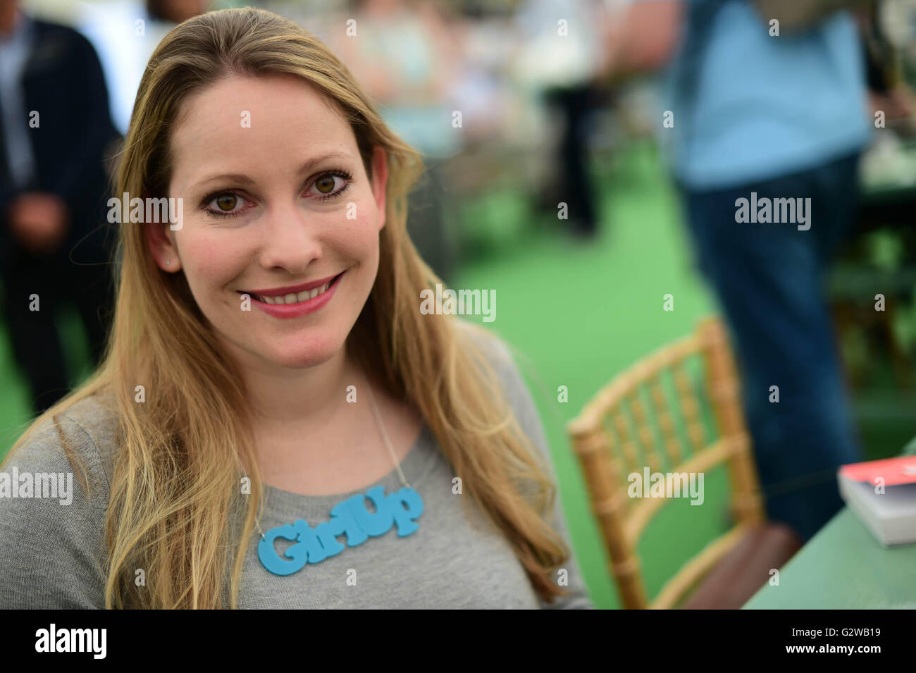 Hay Festival 2016, Hay on Wye, Galles UK Vendredi 03 Juin 2016 L'écrivain LAURA BATES, authort du livre 'Girl jusqu' au 2016 Hay Festival de la littérature et des Arts pour dix jours à la fin de mai et au début juin, la petite ville de Hay on Wye sur la frontière devient le Wales-England "Woodstock de l'esprit', et attire certains des mondes meilleurs écrivains, romanciers et poètes Photo © Keith Morris Banque D'Images