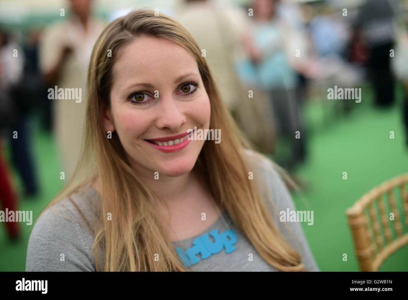 Hay Festival 2016, Hay on Wye, Powys, Wales UK Vendredi 03 Juin 2016 L'écrivain LAURA BATES, authort du livre 'Girl jusqu' au 2016 Hay Festival de la littérature et des Arts pour dix jours à la fin de mai et au début juin, la petite ville de Hay on Wye sur la frontière devient le Wales-England "Woodstock de l'esprit', et attire certains des mondes meilleurs écrivains, romanciers et poètes Crédit photo : Keith morris/Alamy Live News Banque D'Images