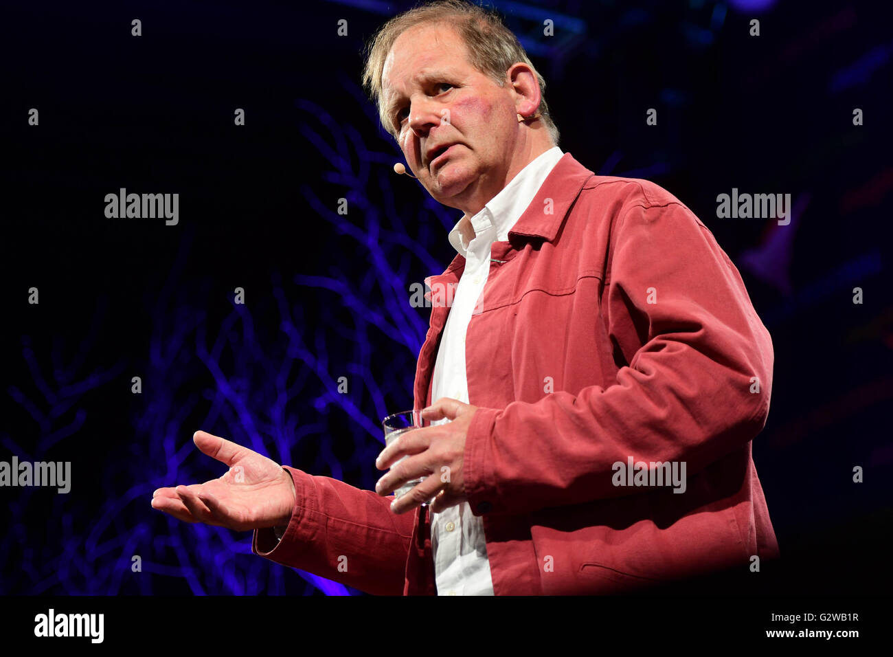 Hay Festival 2016, Hay on Wye, Powys, Wales UK Vendredi 03 Juin 2016 de l'auteur Michael Morpurgo parlant de son nouveau roman 'pacifiques'' au 2016 Hay Festival de la littérature et des Arts pour dix jours à la fin de mai et au début juin, la petite ville de Hay on Wye sur la frontière devient le Wales-England "Woodstock de l'esprit', et attire certains des mondes meilleurs écrivains, romanciers et poètes Crédit photo : Keith morris/Alamy Live News Banque D'Images