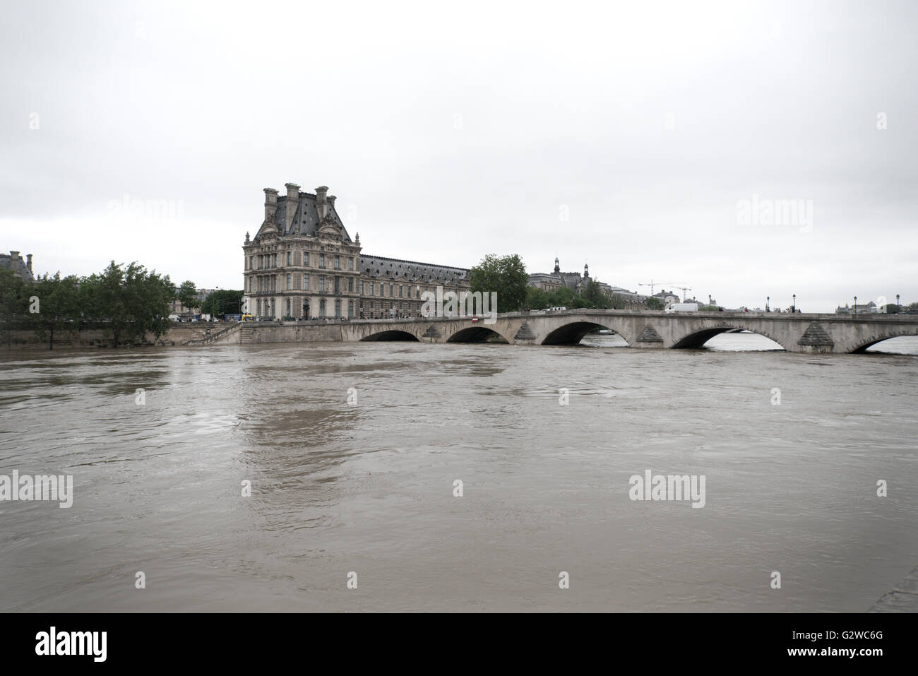 Paris, France. 06Th Juin, 2016. Inondation de la Seine à Paris - Printemps 2016 - quai du Louvre Banque D'Images