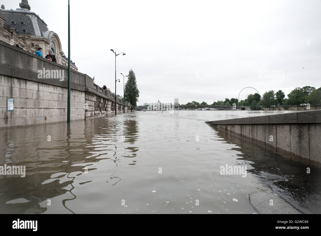 Paris, France. 06Th Juin, 2016. Inondation de la Seine à Paris - Printemps 2016 - quai du Louvre Banque D'Images