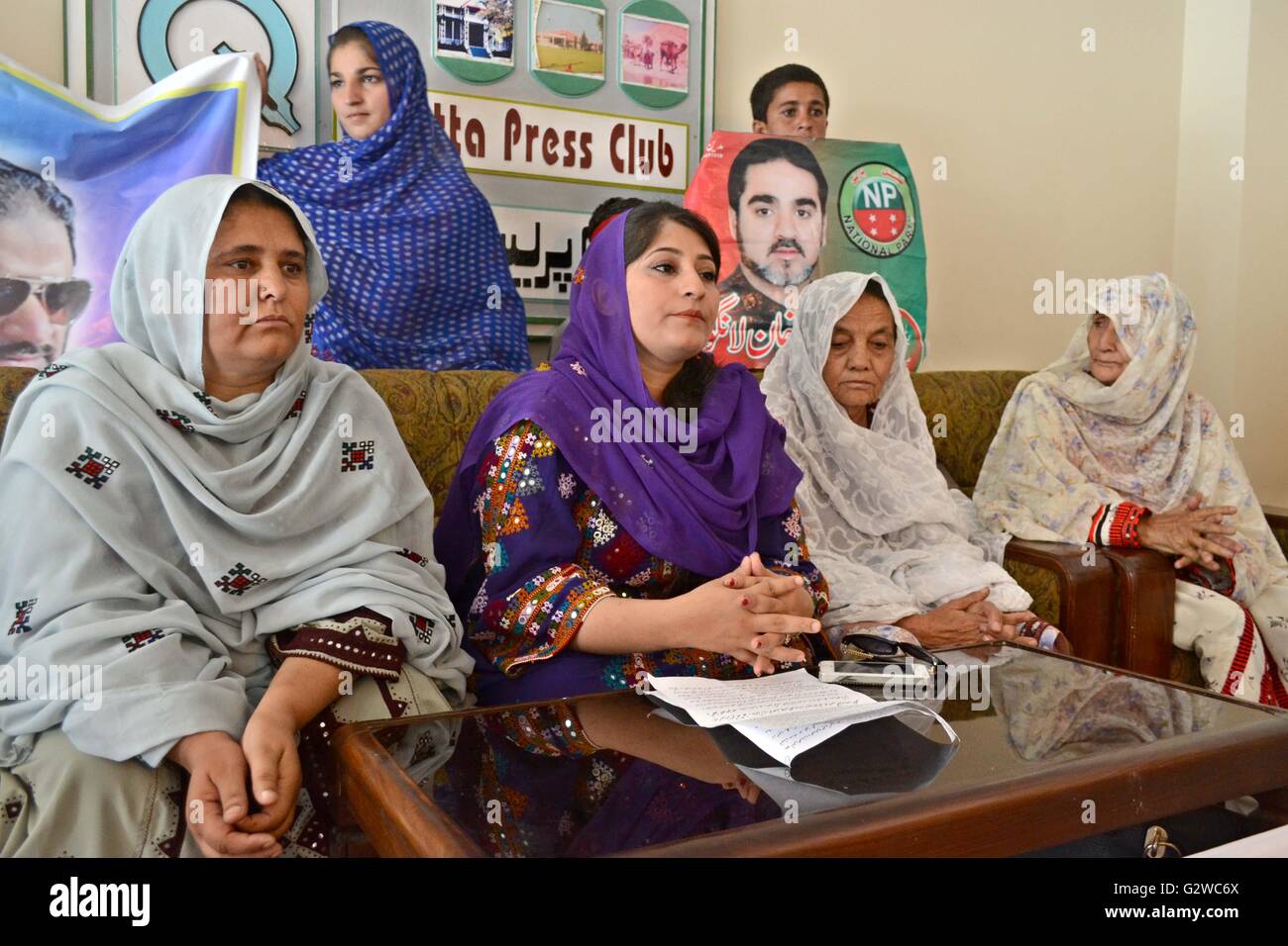 Quetta, Pakistan. 06Th Juin, 2016. Les femmes du parti national Secrétaire Mme Shazia Ahemd Langau, Parveen Langau, Naseema Bi Bi et d'autres parle de conférence de presse en faveur de l'ancien ministre en chef Meer conseiller Khalid Khan Langau au Press Club. meer Kalid langau a été arrêté par le bureau de la responsabilisation nationale "NAB" à la semaine dernière à partir de la haute cour du Baloutchistan en cas de mega scandale de corruption au sein du ministère des Finances Gouvernement du Baloutchistan. Credit : Din Muhammad/Watanpaal Photos ZMA/Alamy Live News Banque D'Images