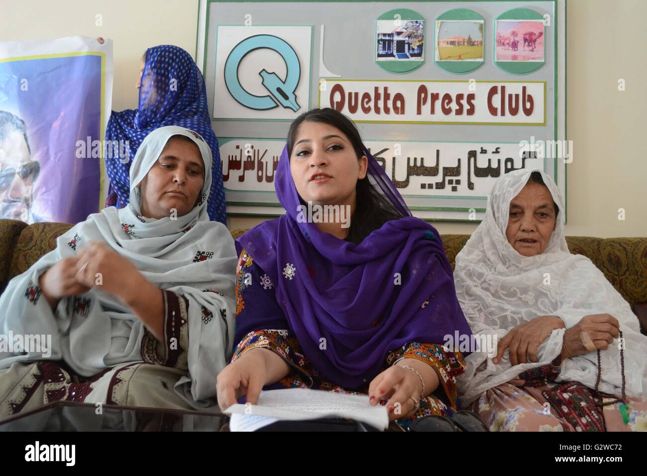 Quetta, Pakistan. 06Th Juin, 2016. Les femmes du parti national Secrétaire Mme Shazia Ahemd Langau, Parveen Langau, Naseema Bi Bi et d'autres parle de conférence de presse en faveur de l'ancien ministre en chef Meer conseiller Khalid Khan Langau au Press Club. meer Kalid langau a été arrêté par le bureau de la responsabilisation nationale "NAB" à la semaine dernière à partir de la haute cour du Baloutchistan en cas de mega scandale de corruption au sein du ministère des Finances Gouvernement du Baloutchistan. Credit : Din Muhammad/Watanpaal Photos ZMA/Alamy Live News Banque D'Images