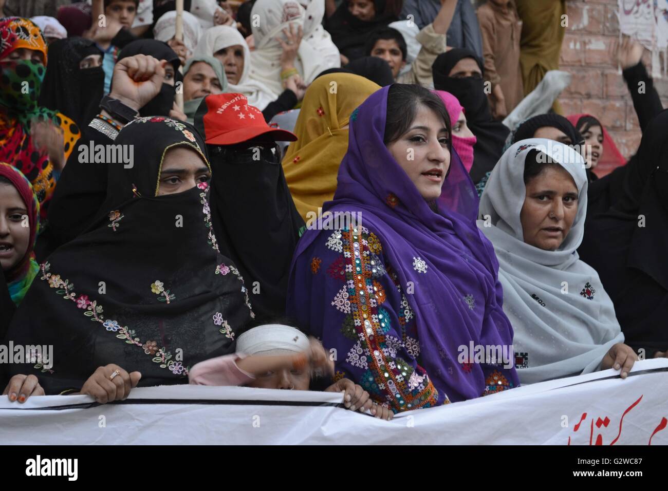 Quetta, Pakistan. 06Th Juin, 2016. Les femmes du parti national Secrétaire Mme Shazia Ahemd Langau entraîner la manifestation en faveur de l'ancien ministre en chef meer conseiller Khalid Khan Langau à l'avant de Quetta Press Club. meer Kalid langau a été arrêté par le bureau de la responsabilisation nationale "NAB" à la semaine dernière à partir de la haute cour du Baloutchistan en cas de mega scandale de corruption au sein du ministère des Finances Gouvernement du Baloutchistan. Credit : Din Muhammad/Watanpaal Photos ZMA/Alamy Live News Banque D'Images