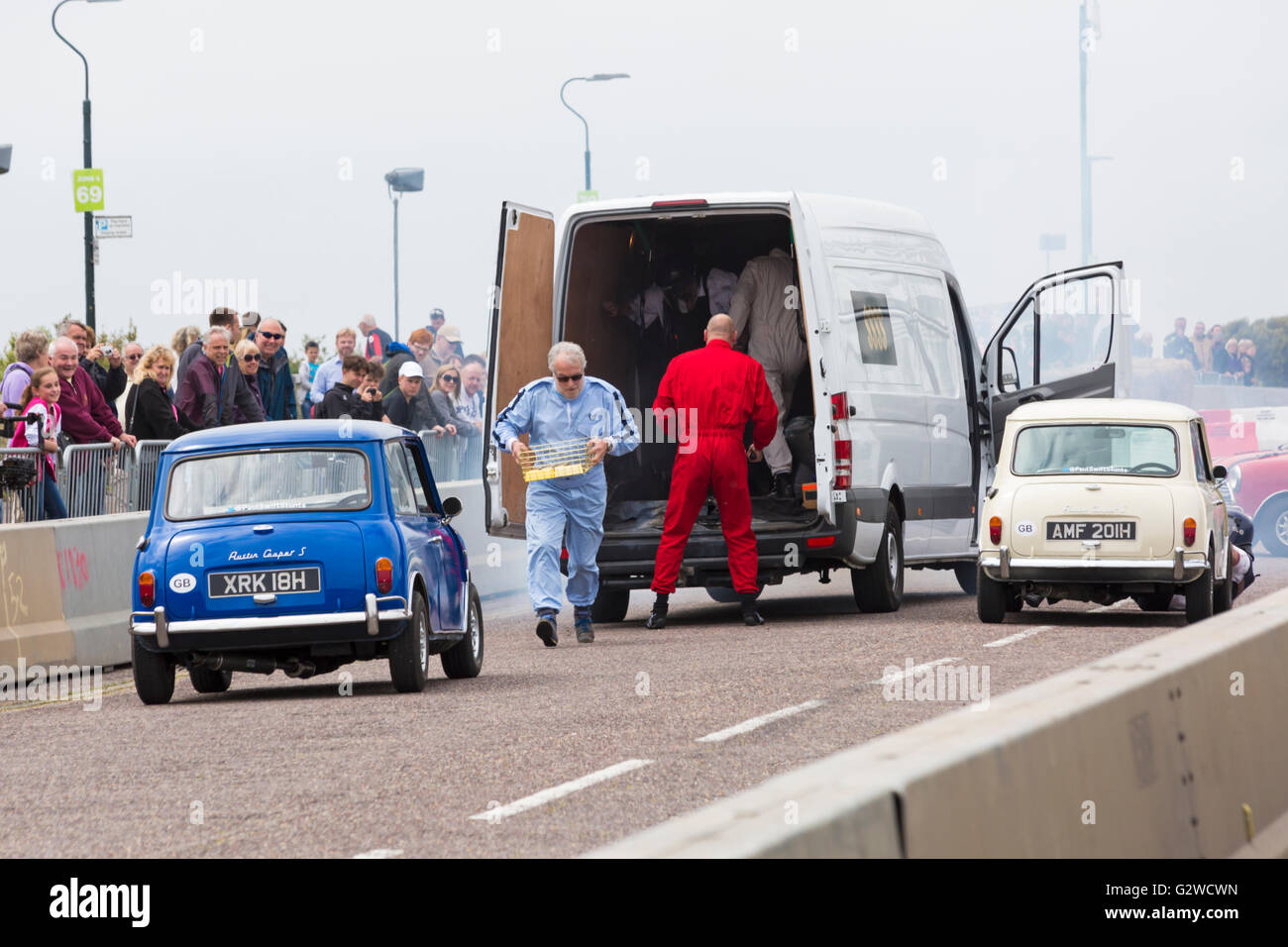 Bournemouth, Dorset UK 3 juin 2016. Le premier jour du Festival de roues de Bournemouth. L'Italienne a lieu dans Bournemouth, Paul Swift stuntman et amis effectuer le vol audacieux dans leur rouge, bleu et blanc minis. Credit : Carolyn Jenkins/Alamy Live News Banque D'Images