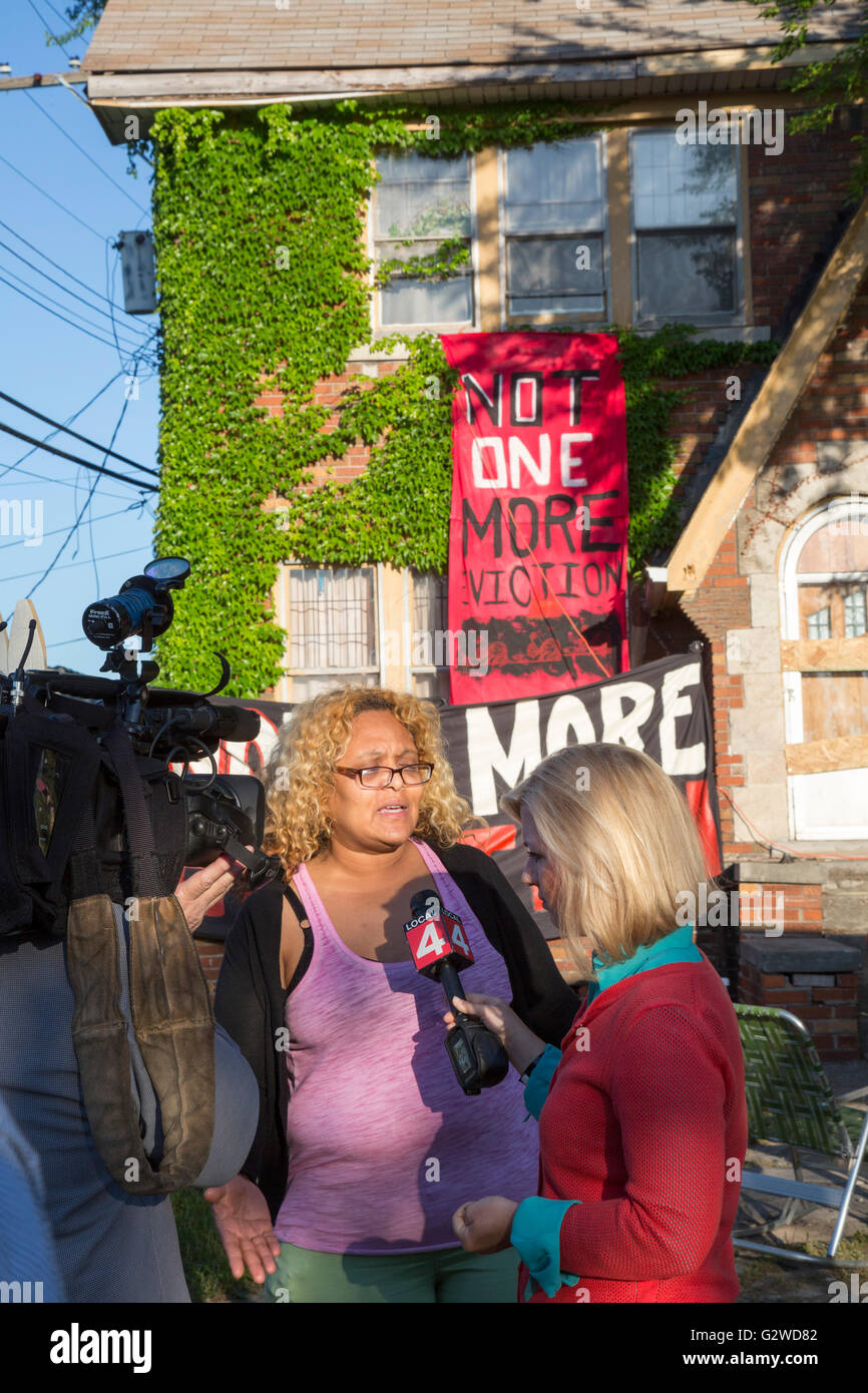 Detroit, Michigan, USA - 3 juin 2016 - Shannon Jennette parle avec un journaliste de la télévision comme des partisans d'essayer d'empêcher l'éviction de l'Immobilier Thor de sa maison. Si deux tentatives d'expulsion ont été refoulés, un troisième, protégé par la police, ont réussi à faire Shannon sans-abri. Banque D'Images