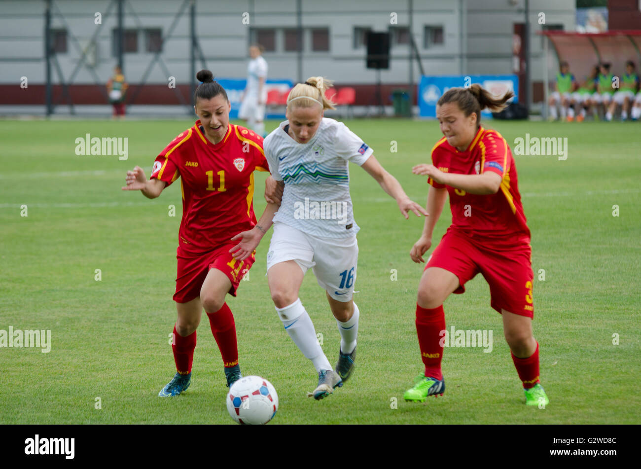 Stade : FFM Centre de formation, Skopje, R. Macédoine. 03 juin 2016 17:30 CET. Macédoine contre la Slovénie l'UEFA Women's Euro 2017 qualifications. (11) (MC) Eli Jakovska (16) (SL) Kaja Erzen (3) (MC) Ana Veselinova. Deuxième étape - Qualification - Groupe 1. La fin du jeu 0 : 9 Crédit : Dragan Ristovski/Alamy Live News. Banque D'Images