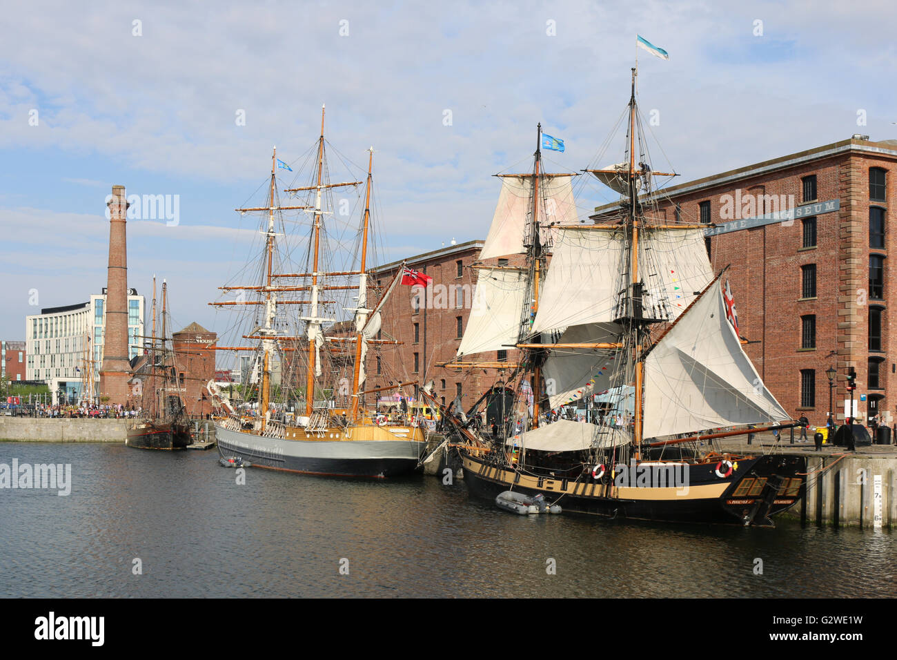 Hartley Quay, Albert Dock, Liverpool, 3 juin 2016, les grands voiliers amarrés le long du quai Hartley dans conserver demi-marée Dock comme partie de la Mersey River Festival International 2016 Banque D'Images