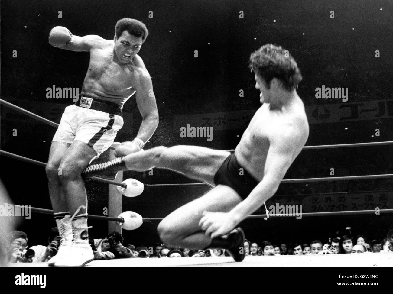 Avril 11, 1956 - Tokyo, Japon - Muhammad Ali ou Cassius Clay, le boxeur comme dominante des années 1960 et 1970, Muhammad Ali a remporté une médaille d'or olympique, capturé le monde professionnel Heavyweight Championship à trois occasions, et a défendu avec succès son titre 19 fois. La photo montre Ali lors d'un combat à Tokyo, Japon. (Crédit Image : © Keystone Press Agency/Keystone USA via Crédit : ZUMAPRESS.com) ZUMA Press, Inc./Alamy Live News Banque D'Images