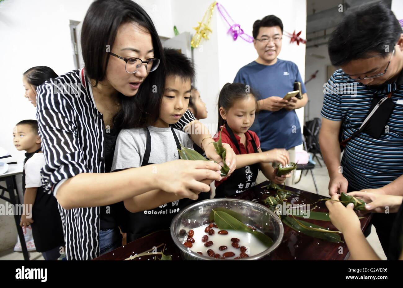 Beijing, Chine. 4 juin, 2016. S résidents zongzi traditionnel en forme de pyramide, faites des boulettes de riz gluant et enveloppés dans des feuilles de roseau ou de bambou, lors d'une manifestation communautaire pour célébrer le Festival du bateau dragon à venir à Beijing, capitale de Chine, le 4 juin 2016. © Li Xin/Xinhua/Alamy Live News Banque D'Images