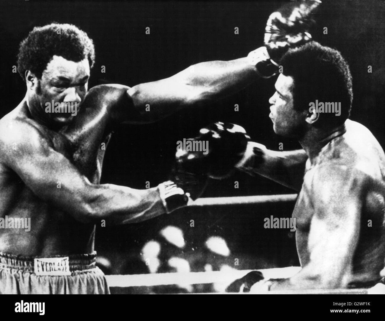 Boxeur américain Muhammad Ali (r) dans le quartier historique de lutte avec son adversaire George Foreman. Ali a remporté le titre de champion du monde en une lutte knock-out le 30 octobre 1974. Dans le monde d'utilisation | Banque D'Images