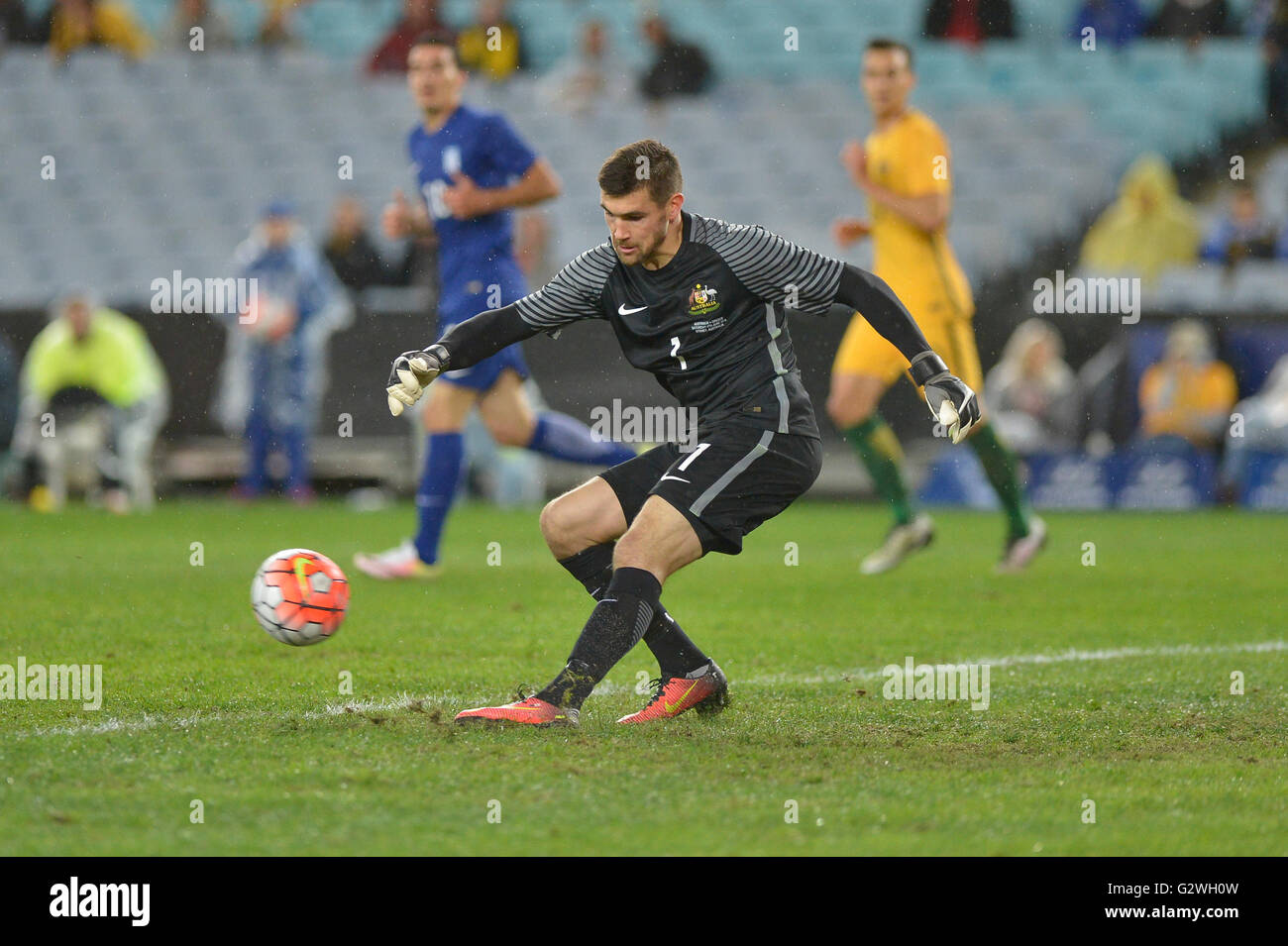 Du stade ANZ, Sydney, Australie. 04 Juin, 2016. Le Football International Friendly. L'Australie contre la Grèce. Le gardien australien Mathew Ryan efface sa boîte. L'Australie a gagné le match 1-0. Credit : Action Plus Sport/Alamy Live News Banque D'Images