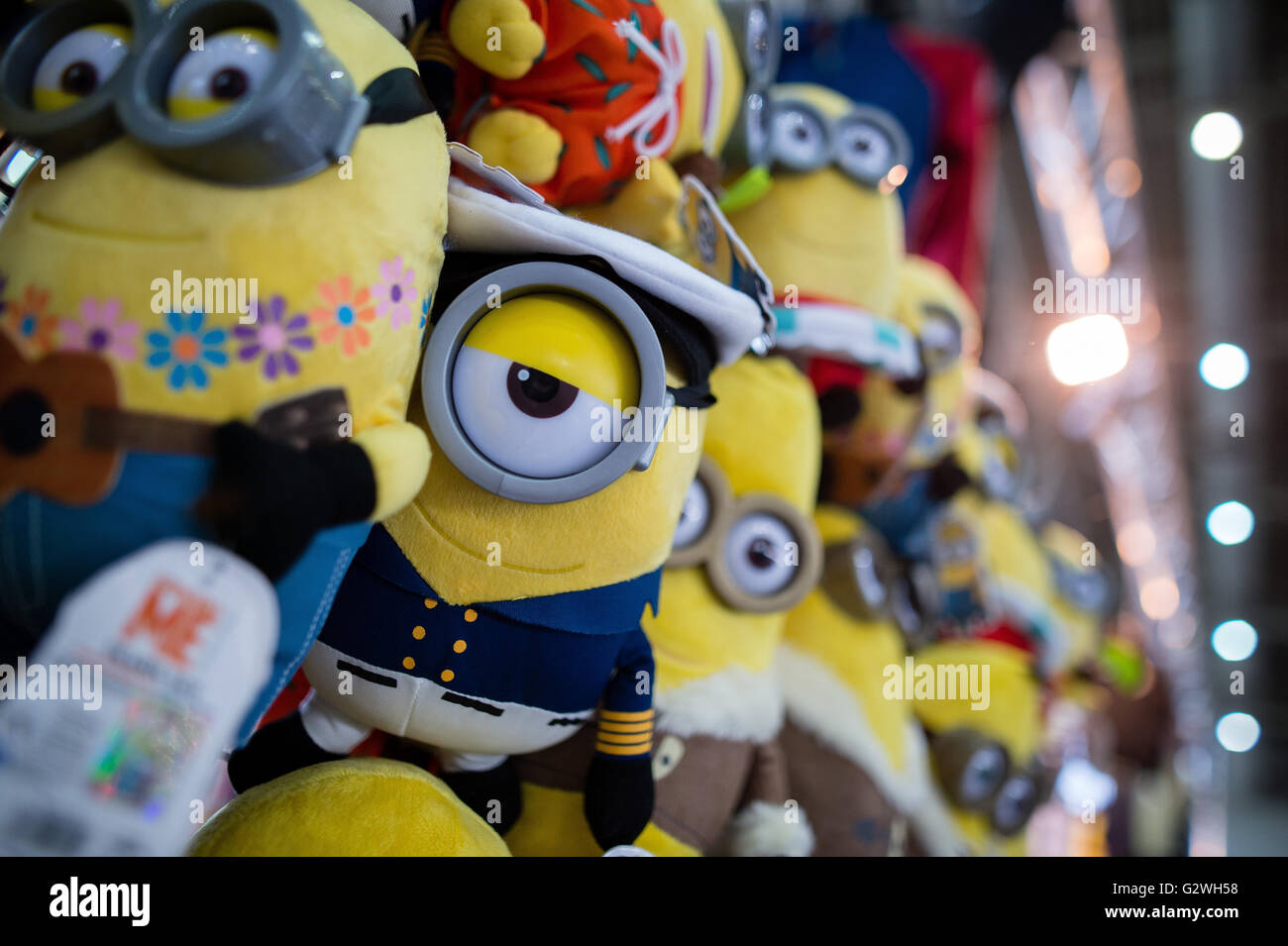 Hanovre, Allemagne. 04 Juin, 2016. Les jouets en peluche de la franchise film larbins vu à un stand au MCM Comic Con à Hanovre, Allemagne, 04 juin 2016. Exposants, stars et fans se rassembleront pour l'événement qui se tiendra du 04 au 05 juin 2016. Photo : SEBASTIAN GOLLNOW/dpa/Alamy Live News Banque D'Images