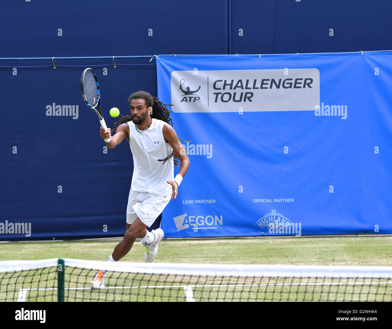 Manchester UK 4 juin 2016 Dustin Brown (Allemagne) en action contre son compatriote Peter Gojowczyk en demi-finale de l'Aegon Manchester Trophy, un tournoi à la cour avant Wimbledon. Crédit : John Fryer/Alamy Live News Banque D'Images