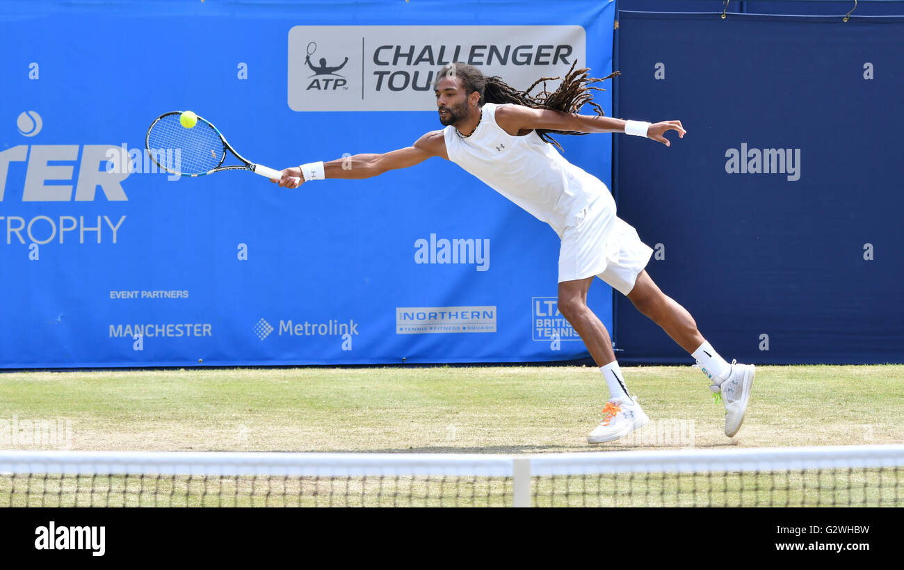 Manchester UK 4 juin 2016 Dustin Brown (Allemagne) en action contre son compatriote Peter Gojowczyk en demi-finale de l'Aegon Manchester Trophy, un tournoi à la cour avant Wimbledon. Crédit : John Fryer/Alamy Live News Banque D'Images