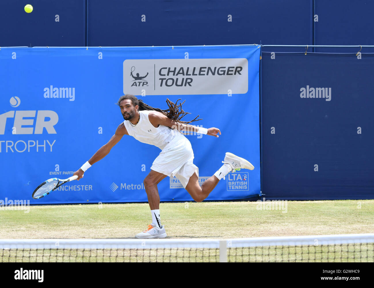 Manchester UK 4 juin 2016 Dustin Brown (Allemagne) en action contre son compatriote Peter Gojowczyk en demi-finale de l'Aegon Manchester Trophy, un tournoi à la cour avant Wimbledon. Crédit : John Fryer/Alamy Live News Banque D'Images