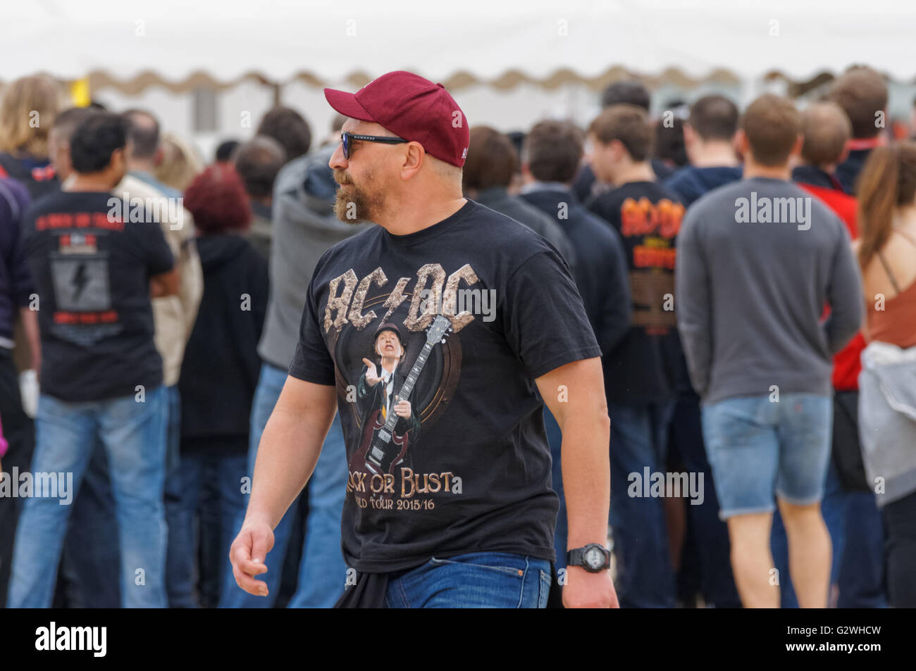 Fans de rock band AC/DC en attente de concert, Londres Angleterre Royaume-Uni Banque D'Images