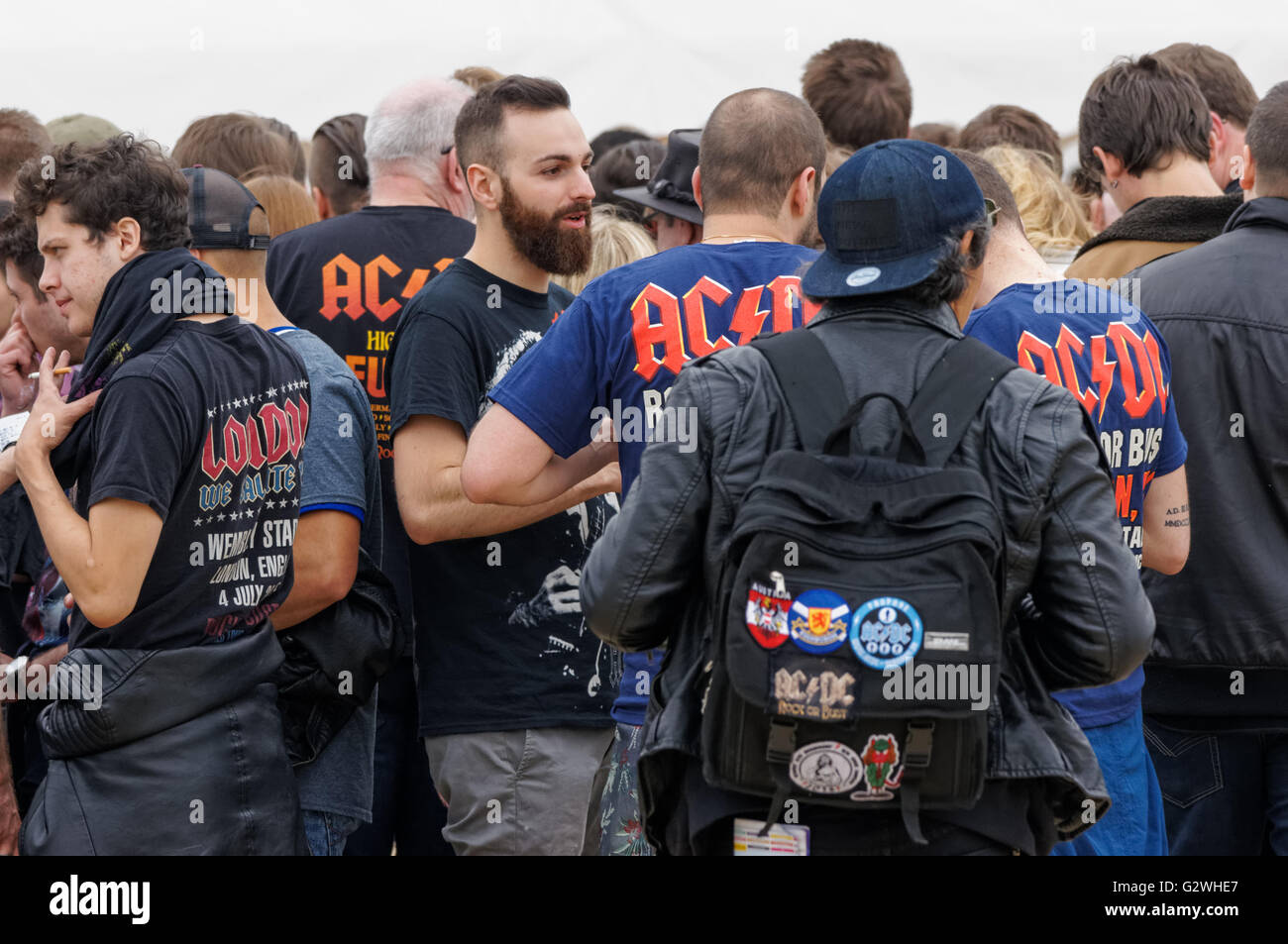 Fans de rock band AC/DC en attente de concert, Londres Angleterre Royaume-Uni Banque D'Images