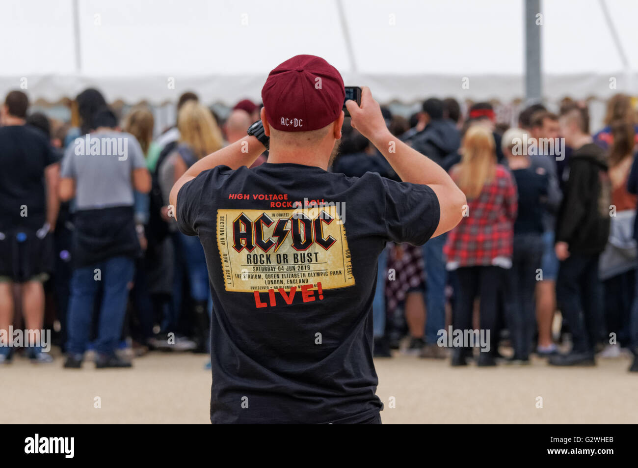 Fans de rock band AC/DC en attente de concert, Londres Angleterre Royaume-Uni Banque D'Images