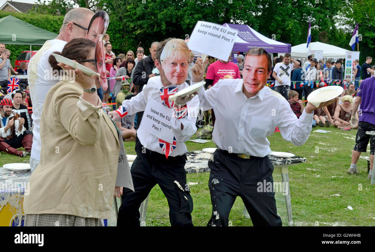 Coxheath, Kent, Angleterre, 4 juin 2016. Quatre équipes de la compétition à l'official World Championship 2016 Tarte à la crème dans le village de Coxheath près de Maidstone, Kent. A commencé en 1967 par le conseiller Mike FitzGerald comme un moyen de recueillir des fonds pour la salle des fêtes, l'événement est devenu un sport international avec une équipe gagnante du Japon en 2015. http://www.worldcustardpiechampionship.co.uk/ PjrNews : Crédit/Alamy Live News Banque D'Images