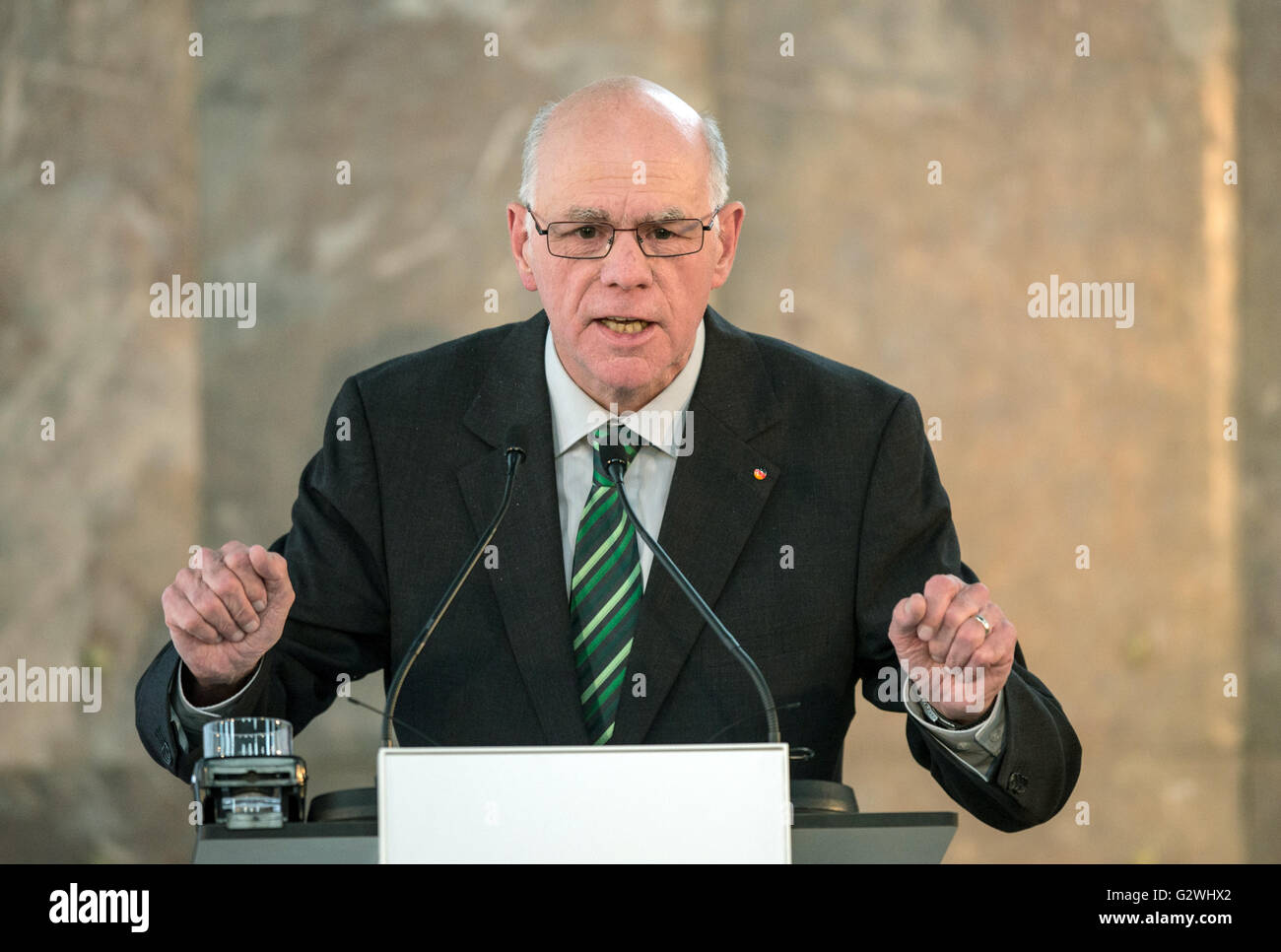 Président du parlement allemand Norbert Lammert gestes pendant son discours à l'église de la Paulskirche à Francfort am Main, Allemagne, 4 juin 2016. Le marché le plus important syndicat IG Metall est célèbre son 125e anniversaire. PHOTO : ANDREAS ARNOLD/DPA Banque D'Images