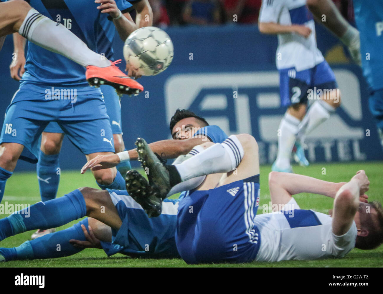 Francfort, Allemagne. 06Th Juin, 2016. Du Kosovo Bajram Jashanica (c) regarde un joueur des îles Féroé frappe la balle pendant le match de football entre le Kosovo et les Îles Féroé à Frankfurter Volksbank-Stadion à Francfort (Main), Allemagne, 3 juin 2016. En mai 2016, le Kosovo est devenu le 55e membre de l'UEFA, entraînant des manifestations en Serbie. PHOTO : FRANK RUMPENHORST/dpa dpa : Crédit photo alliance/Alamy Live News Banque D'Images