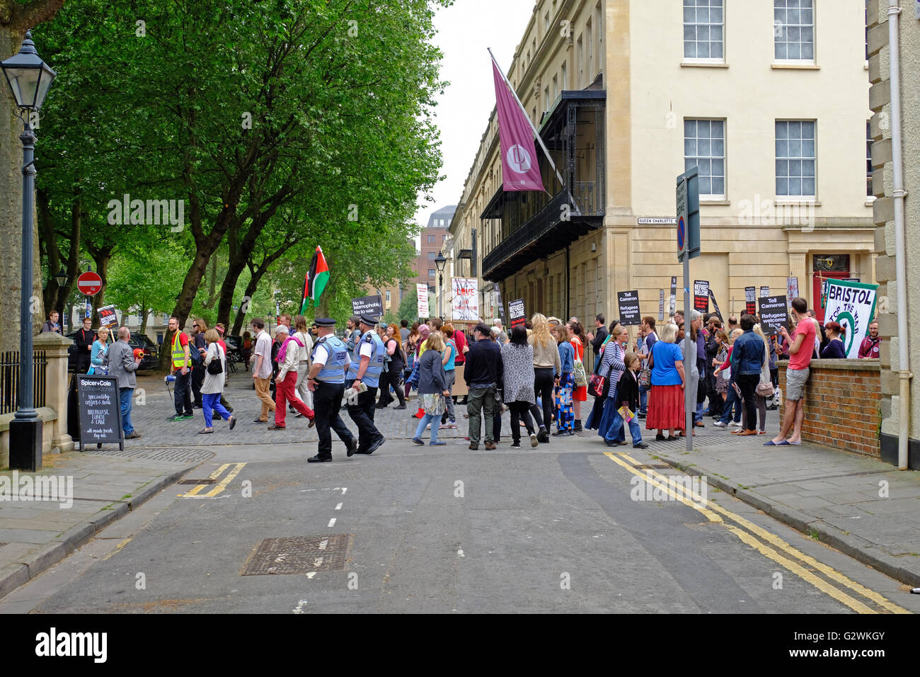 Bristol, Royaume-Uni. 4 juin, 2016. Manifestants à une démonstration ici Bienvenue réfugiés dans les rues de Bristol. La manifestation était organisée pour protester contre les politiques du gouvernement britannique à l'égard des réfugiés. Banque D'Images