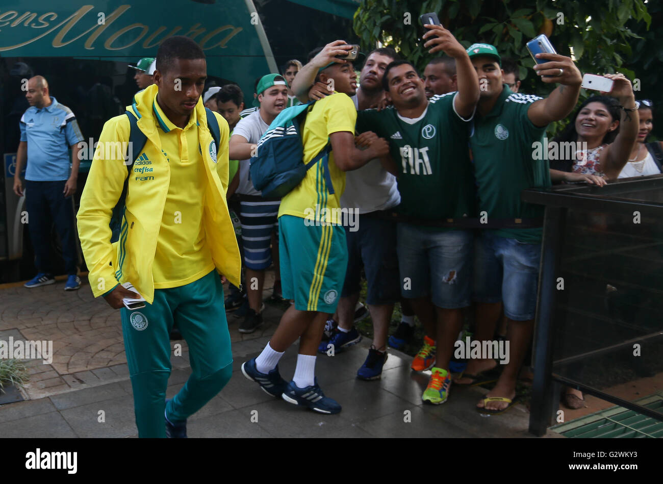 Brasiilia, DF - 04/06/2016 : DÉBARQUEMENT DE PALMIERS - Le joueur Matheus Ventes de SE Palmeiras, au cours de l'atterrissage à l'hôtel de l'équipe de concentration. (Photo : Cesar Greco / FotoArena) Banque D'Images