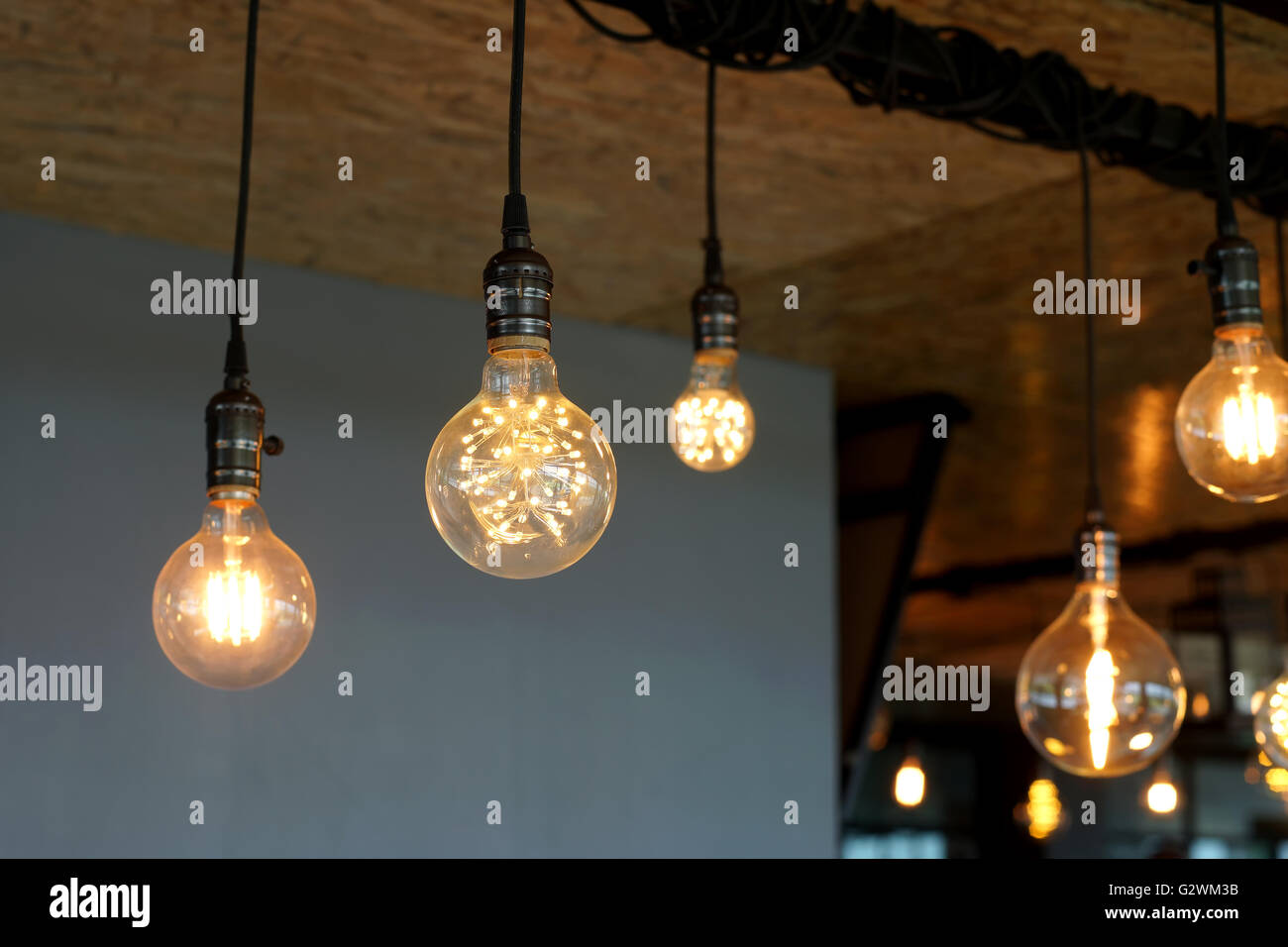 Ampoules tungstène antique décoratif accroché au plafond Banque D'Images