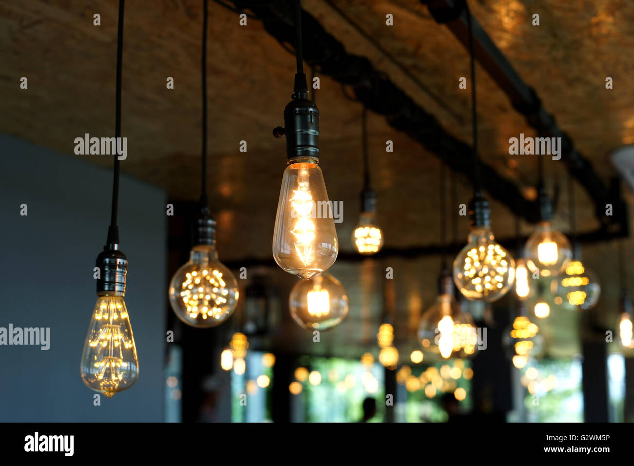 Ampoules tungstène antique décoratif accroché au plafond Banque D'Images