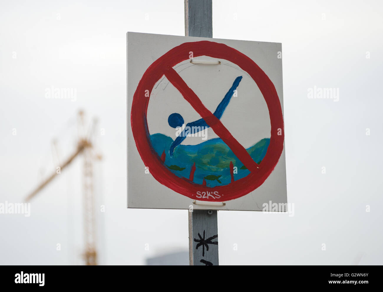 Berlin, Allemagne, signe de sauter dans l'eau interdite Banque D'Images