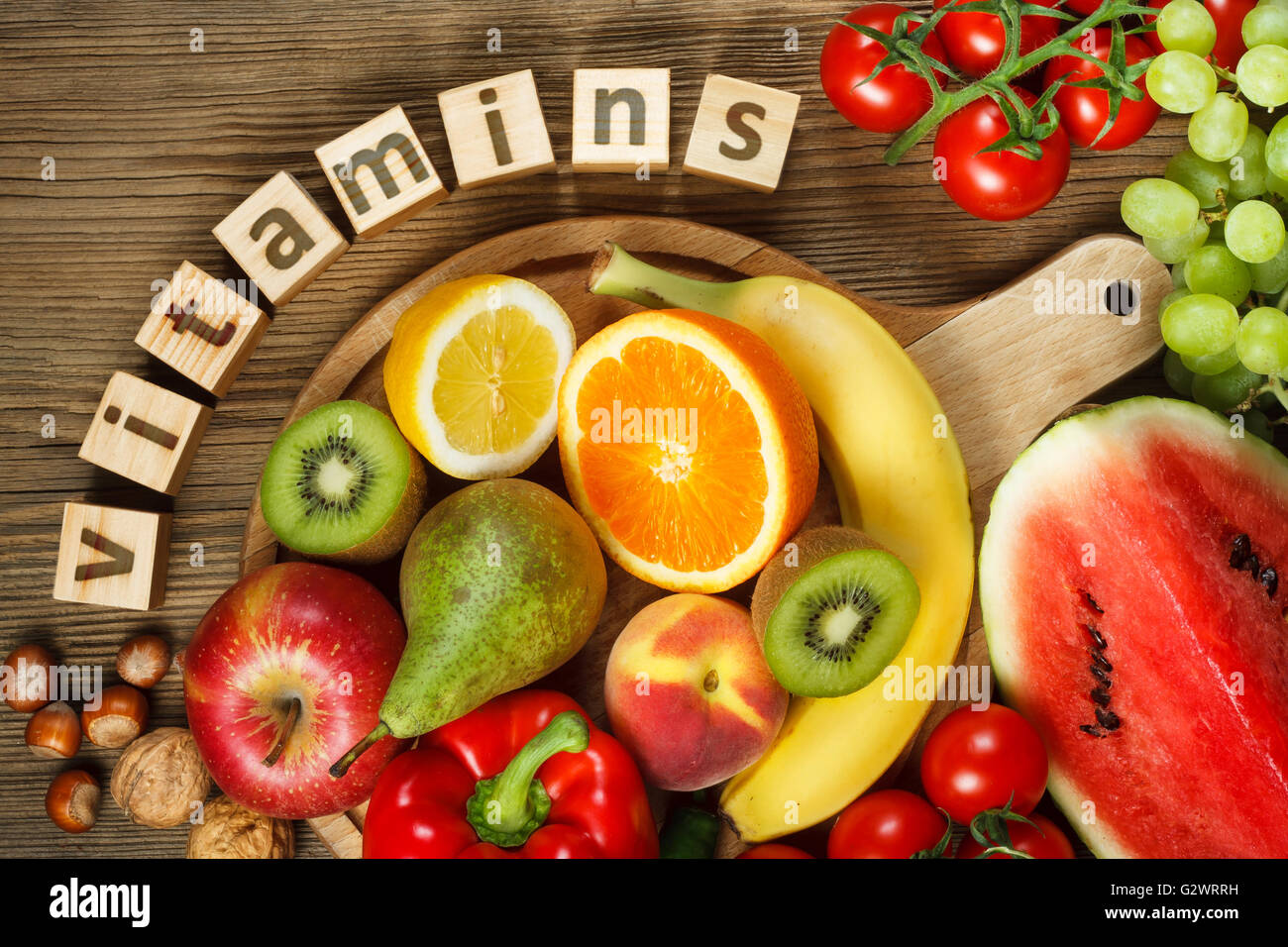 Les vitamines dans les fruits et légumes. Produits naturels riches en vitamines comme les oranges, les citrons, le poivron rouge, kiwi, tomates, bananes, pe Banque D'Images