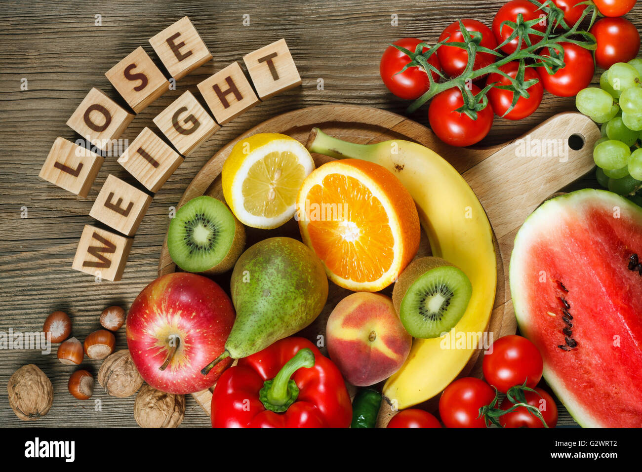 Concept de régime. Produits naturels riches en vitamines comme les oranges, les citrons, le poivron rouge, kiwi, tomates, bananes, poires, pommes, noix, Banque D'Images