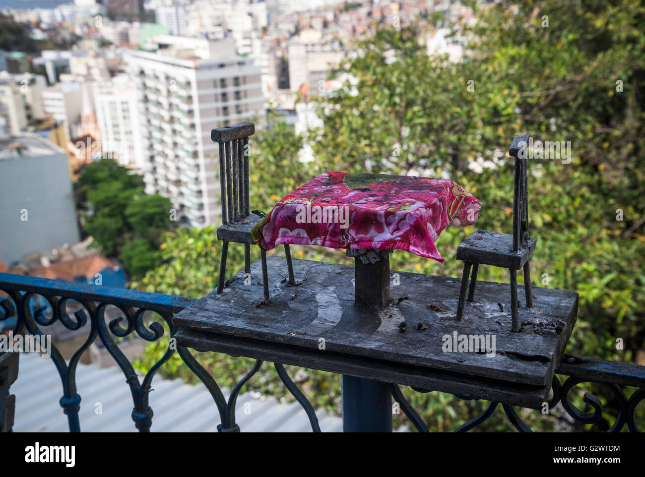 Toy table et chaises sur le balcon, Rio de Janeiro, Brésil Banque D'Images