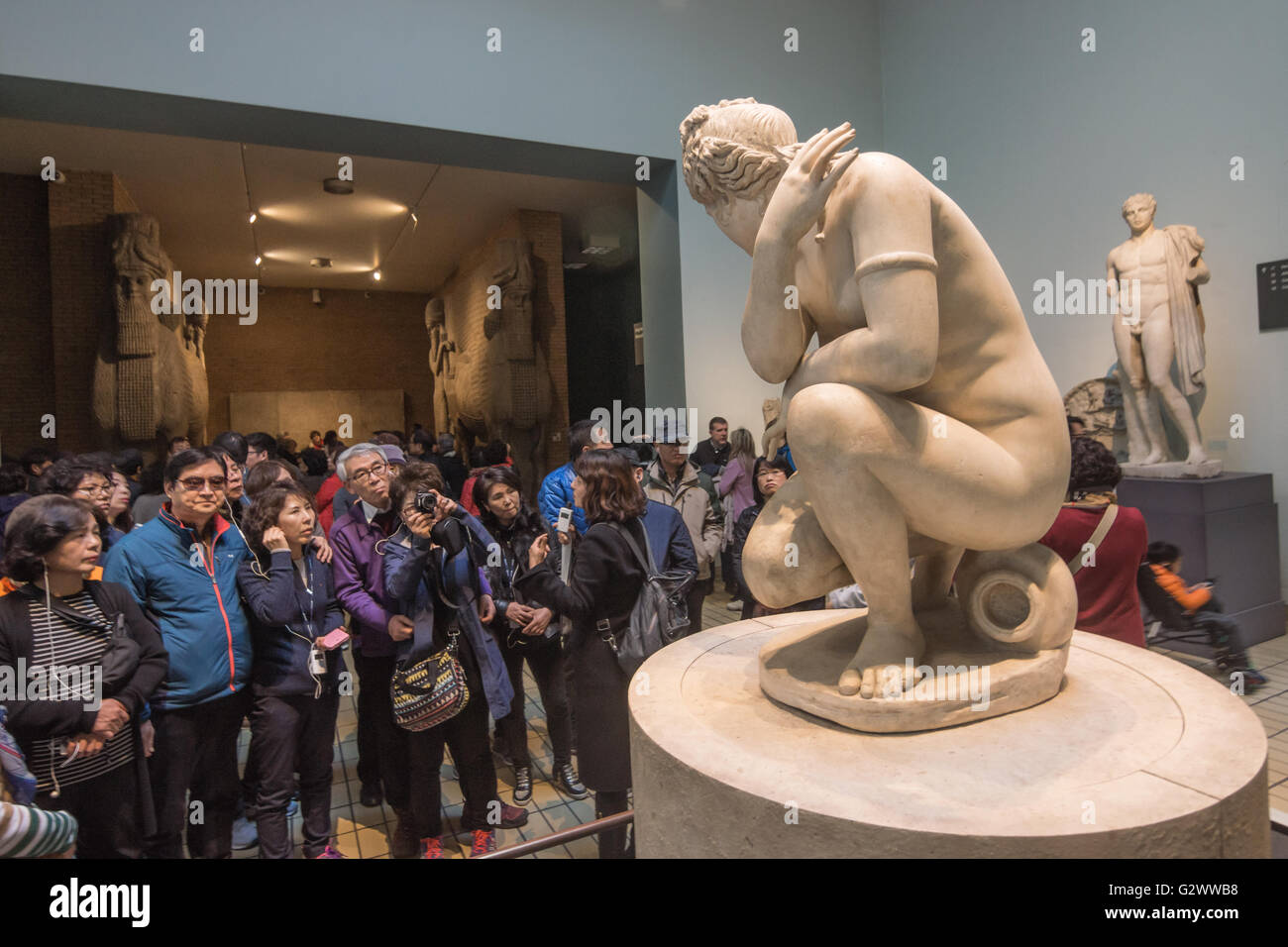 Groupe touristique dans British Museum, visite guidée du musée, Banque D'Images