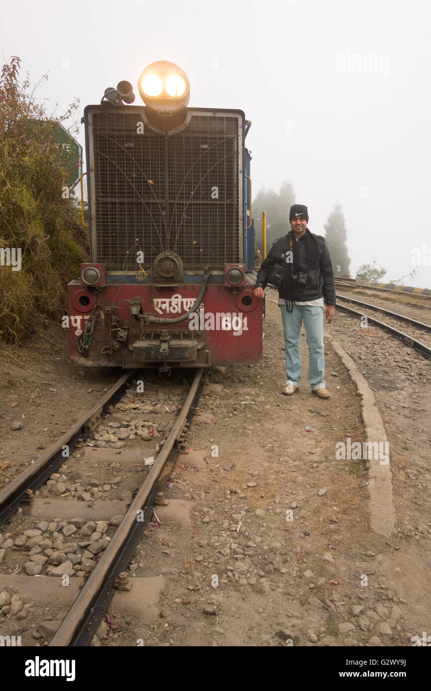 Garçon pose aux côtés de NDM6 Diesel Locomotive du Darjeeling Himalayan Railway Train Jouet à Rongbull d'évitement. Banque D'Images